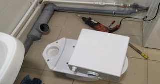 Установка напольного унитаза в Великом Устюге: монтаж под ключ от СантехДомВлс от 5194 рублей.